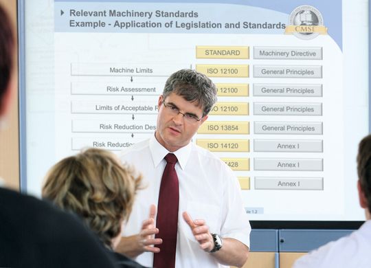 Zu den Inhalten der CMSE-Schulung zählen komplexe technische Fragestellungen rund um die Maschinensicherheit. Das Training vermittelt das notwendige Fachwissen - von der Gesetzgebung über Normen und Schutztechniken bis zu einer detaillierten Prüfung funktionaler Sicherheitsbereiche.