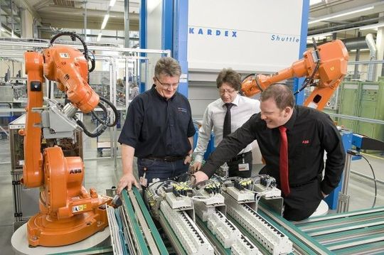 Roboterintegration in eine Produktionsanlage für Industrieschutzschalter: Für Daniel Aerne und für die ABB-Vertreter Herbert Fichthaler und Andreas Arnold war das der Start einer erfolgreichen Zusammenarbeit. Roboterintegration in eine Produktionsanlage für Industrieschutzschalter: Für Daniel Aerne und für die ABB-Vertreter Herbert Fichthaler und Andreas Arnold war das der Start einer erfolgreichen Zusammenarbeit.
