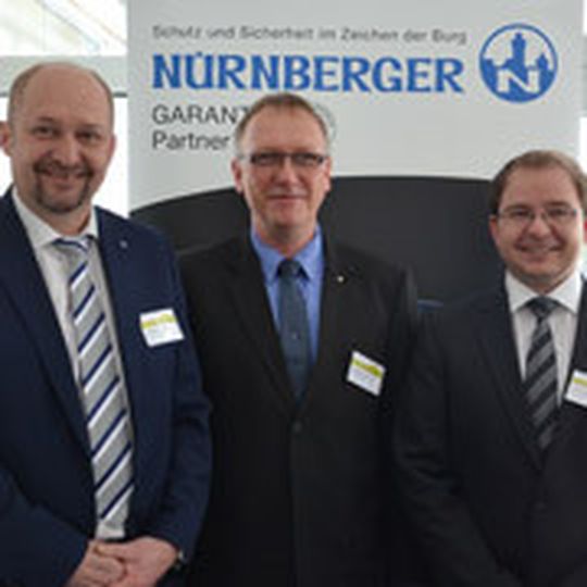 Stephan Goßner und Rainer Jentsch (v.li., beide Nürnberger Versicherung) sowie Torsten Möckel, Geschäftsführer Autobund GmbH, erläuterten die Kooperation ihrer Unternehmen. Stephan Goßner und Rainer Jentsch (v.li., beide Nürnberger Versicherung) sowie Torsten Möckel, Geschäftsführer Autobund GmbH, erläuterten die Kooperation ihrer Unternehmen.