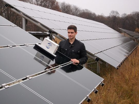 Ridha Azaiz mit dem Solarbrush auf einer Testanlage in Berlin Tegel Ridha Azaiz mit dem Solarbrush auf einer Testanlage in Berlin Tegel