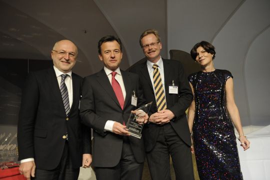 Der Image Award der Wochenzeitschrift Verkehrsrundschau ging ein weiteres Mal an Linde Material Handling. Deren Vertreter (v. l. Emil Schneider, Leiter Marketing Deutschland, Marc Wehner, Vertriebsleiter Zentraleuropa und Detlef Sieverdingbeck, Leiter Unternehmenskommunikation) sahen die Auszeichnung als Bestätigung einer konsequenten Kundenorientierung des Unternehmens. Rechts im Bild die Chefredakteurin der Verkehrsrundschau, Birgit Bauer. Der Image Award der Wochenzeitschrift Verkehrsrundschau ging ein weiteres Mal an Linde Material Handling. Deren Vertreter (v. l. Emil Schneider, Leiter Marketing Deutschland, Marc Wehner, Vertriebsleiter Zentraleuropa und Detlef Sieverdingbeck, Leiter Unternehmenskommunikation) sahen die Auszeichnung als Bestätigung einer konsequenten Kundenorientierung des Unternehmens. Rechts im Bild die Chefredakteurin der Verkehrsrundschau, Birgit Bauer.