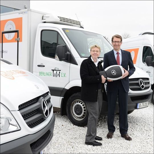 Matthias Hindemith, Leiter Vertrieb Transporter, übergibt den symbolischen Schlüssel der 13 neuen Mercedes-Benz-Sprinter für die Berliner Tafel an deren Vorsitzende Sabine Werth. Matthias Hindemith, Leiter Vertrieb Transporter, übergibt den symbolischen Schlüssel der 13 neuen Mercedes-Benz-Sprinter für die Berliner Tafel an deren Vorsitzende Sabine Werth.