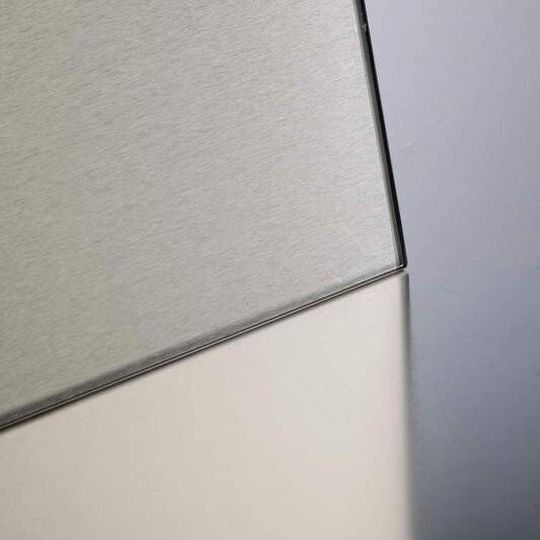 Mit dem Nanoimprint-Verfahren von Schott lässt sich eine realistische, gebürstete Edelstahloptik auf Glas erzeugen.