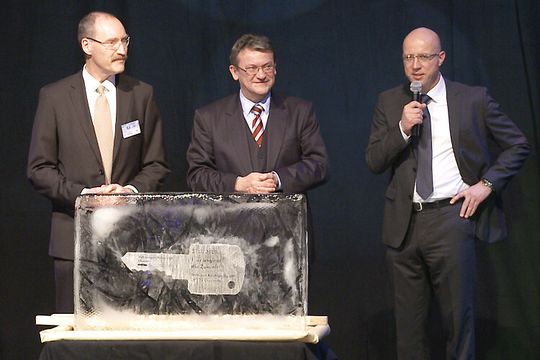 Offizielle Schlüsselübergabe: (v.li.) Roland Stöckigt (GF Volkswagen Immobilien), Peter Maiwald (GF Volkswagen Retail) und Lutz Zwerger (GF Volkswagen Automobile Chemnitz).