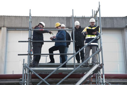 v.l.n.r.: Richard Zharadnicek, SSI Schäfer AG; Christian Schneider, Leiter Technischer Dienst, Frigosuisse AG; Marc Fritschi, Projektleiter Jungheinrich AG; Jost Meister Baumanager bfb ag, Dirk Mauf, Montageleiter, Hammersen Elementbau GmbH. v.l.n.r.: Richard Zharadnicek, SSI Schäfer AG; Christian Schneider, Leiter Technischer Dienst, Frigosuisse AG; Marc Fritschi, Projektleiter Jungheinrich AG; Jost Meister Baumanager bfb ag, Dirk Mauf, Montageleiter, Hammersen Elementbau GmbH.
