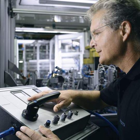 Bestehende Anlagen zu optimieren ist ein Ansatz zur Effizienzsteigerung. Um Verbräuche und typische Verbrauchsmuster einzelnen Teilbereichen oder Komponenten zuzuordnen, erfolgen Messungen im laufenden Produktionsbetrieb. Bestehende Anlagen zu optimieren ist ein Ansatz zur Effizienzsteigerung. Um Verbräuche und typische Verbrauchsmuster einzelnen Teilbereichen oder Komponenten zuzuordnen, erfolgen Messungen im laufenden Produktionsbetrieb.