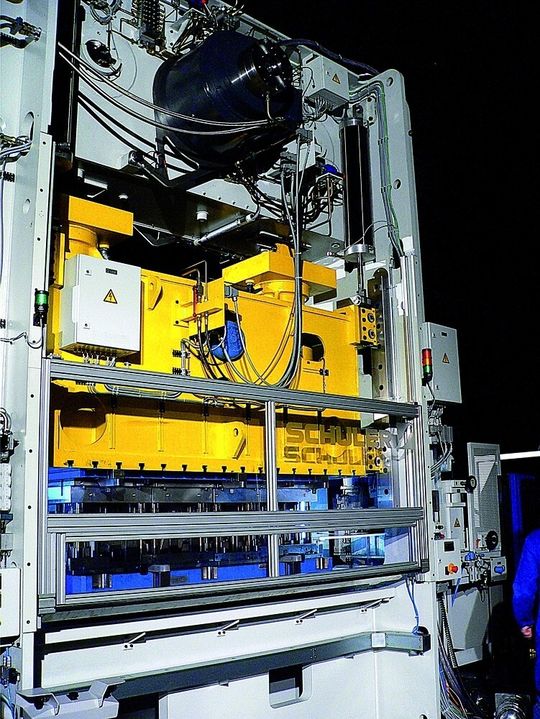 Bild 1: Stanz- und Umformautomat mit Servoantrieb PSE 2-250; Presskraft 2500 kN, Hubzahl 1 bis 70 und 1 bis 100 pro Minute, Stößelhub 250 mm, Stößelverstellung 200 mm ± 0,1 mm und Werkzeugeinbauhöhe 600 mm. Bild 1: Stanz- und Umformautomat mit Servoantrieb PSE 2-250; Presskraft 2500 kN, Hubzahl 1 bis 70 und 1 bis 100 pro Minute, Stößelhub 250 mm, Stößelverstellung 200 mm ± 0,1 mm und Werkzeugeinbauhöhe 600 mm.