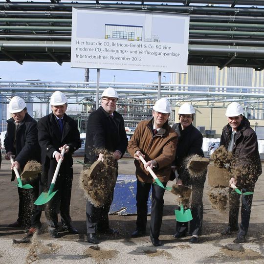 Erster Spatenstich für die neue Kohlendioxid-Produktionsanlage der CO2 Betriebsgesellschaft im Industriepark Höchst.