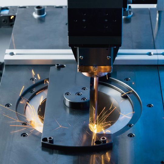 Laserschweißen eines Synchronrads auf ein Zahnrad. Halbierte Betriebskosten durch den neuen Faserlaser in der ELC 160. Laserschweißen eines Synchronrads auf ein Zahnrad. Halbierte Betriebskosten durch den neuen Faserlaser in der ELC 160.