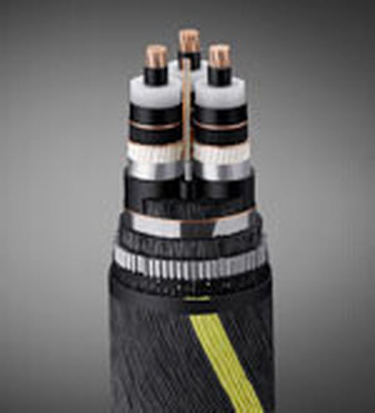 Die VPE-Isolierung des dreiadrigen MS-Unterwasserkabels umfasst PE-Mantel und Armierung um den hohen Unterwasser-Anforderungen zu genügen.