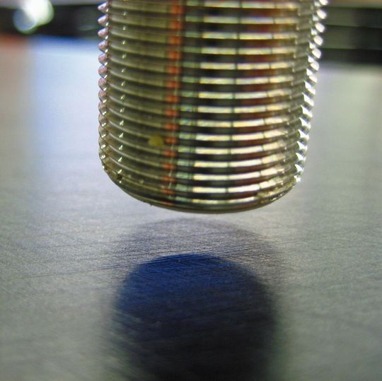 Ein RFID-Leser erhält die Rezeptur- und Prozessdaten von einem in die Form laminierten Transponder (RFID-Chip). Die Datenübertragung ist unabhängig vom Verschmutzungsgrad der Formoberfläche.