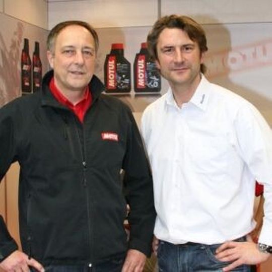 Gemeinsam nach vorn: Jörg Giesgen (li.), Vertriebsleiter Motul Deutschland und Ralf Bauer, Geschäftsführer Eberhard Hoeckle, freuen sich über die Kooperation. Gemeinsam nach vorn: Jörg Giesgen (li.), Vertriebsleiter Motul Deutschland und Ralf Bauer, Geschäftsführer Eberhard Hoeckle, freuen sich über die Kooperation.