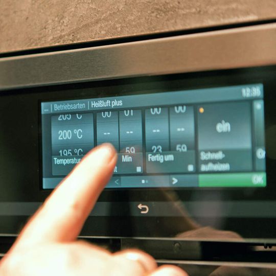 Das Bedienkonzept der Miele-Hausgeräte der „Generation 6000“ ist von aktuellen Konsumgeräten wie Smartphones inspiriert. Für das Betriebssystem griff Miele auf die Linux-Distribution ELinOS von Sysgo zurück. Das Bedienkonzept der Miele-Hausgeräte der „Generation 6000“ ist von aktuellen Konsumgeräten wie Smartphones inspiriert. Für das Betriebssystem griff Miele auf die Linux-Distribution ELinOS von Sysgo zurück.