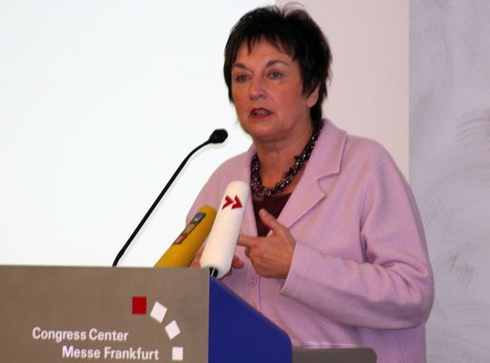 Bundesjustizministerin Brigitte Zypries: „Um gegen Nachahmer wirksamer vorgehen zu können und sie abzuschrecken, brauchen wir angemessene Starvorschriften, denn wir haben es hier zunehmend mit einer Form organisierter Kriminalität zu tun.“ Bild: Schreier Bundesjustizministerin Brigitte Zypries: „Um gegen Nachahmer wirksamer vorgehen zu können und sie abzuschrecken, brauchen wir angemessene Starvorschriften, denn wir haben es hier zunehmend mit einer Form organisierter Kriminalität zu tun.“ Bild: Schreier