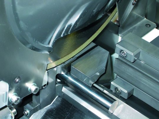 Die hohen Vorschübe beim Trennen von Rohlingen, so etwa 28 mm/min bei einem Rohlingsdurchmesser von 16 mm, sind das Ergebnis einer gelungenen Symbiose von innovativer Trennmaschine und optimierter Trennschleifscheibe. Die hohen Vorschübe beim Trennen von Rohlingen, so etwa 28 mm/min bei einem Rohlingsdurchmesser von 16 mm, sind das Ergebnis einer gelungenen Symbiose von innovativer Trennmaschine und optimierter Trennschleifscheibe.