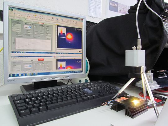 Versuchsaufbau: Um die Wärmeleitfähigkeit zu qualifizieren, wurden vollautomatisierte Vergleichsmessungen durchgeführt