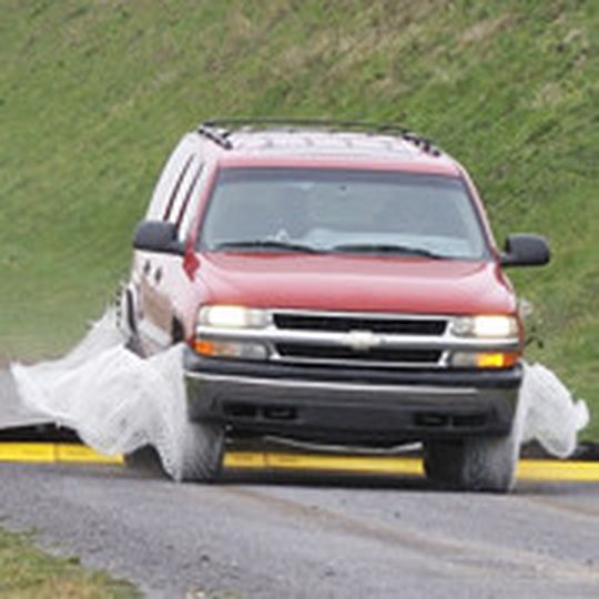 Eine neuartige Straßensperre hat ein US-Unternehmen auf den Markt gebracht. Sie wickelt ein Netz um Reifen und Achse, bis sie sich nicht mehr bewegen können.
