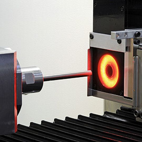 Bild 1: Dank optionaler CCD-Kamera kann die Schälschleifmaschine Shapesmart NP5 einen Bohrerrohling an den Kühlkanälen ausrichten. Das ermöglicht erstmals das automatische Einschleifen von Nut, Fase und Spitze in einem Arbeitsgang. Bild 1: Dank optionaler CCD-Kamera kann die Schälschleifmaschine Shapesmart NP5 einen Bohrerrohling an den Kühlkanälen ausrichten. Das ermöglicht erstmals das automatische Einschleifen von Nut, Fase und Spitze in einem Arbeitsgang.