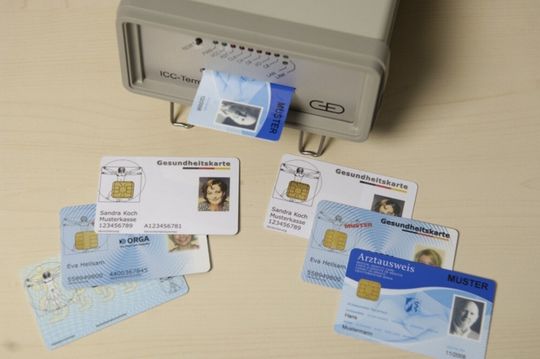 Karten-Reader und Smartcards für den Gesundheitsausweis aus der Gematik-Testumgebung. Karten-Reader und Smartcards für den Gesundheitsausweis aus der Gematik-Testumgebung.