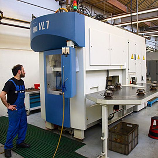 Beim Lkw-Teilehersteller Laso in Olpe sorgen zwei verkettete Emag-Drehzentren vom Typ VL 5 und ein Drehzentrum des Modells VL 7 (im Bild) für weitgehend automatisierte Prozessabläufe. Beim Lkw-Teilehersteller Laso in Olpe sorgen zwei verkettete Emag-Drehzentren vom Typ VL 5 und ein Drehzentrum des Modells VL 7 (im Bild) für weitgehend automatisierte Prozessabläufe.