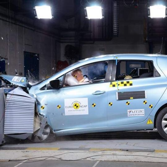 Renault ZOE: Die Elektrolimousine erreicht fünf Sterne beim Euro-NCAP-Crashtest Renault ZOE: Die Elektrolimousine erreicht fünf Sterne beim Euro-NCAP-Crashtest