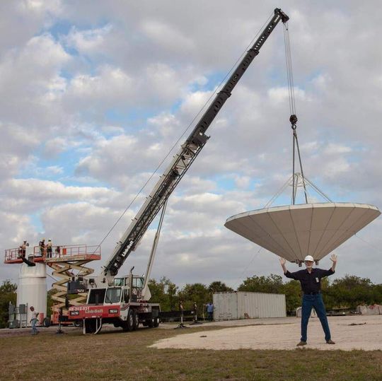 Selbst bei einer eigentlich ernsten Sache ist immer noch Raum für einen Scherz: Barry Geldzahler, wissenschaftlicher Leiter des KaBoom-Projekts der NASA, stützt das Radioteleskop. Selbst bei einer eigentlich ernsten Sache ist immer noch Raum für einen Scherz: Barry Geldzahler, wissenschaftlicher Leiter des KaBoom-Projekts der NASA, stützt das Radioteleskop.
