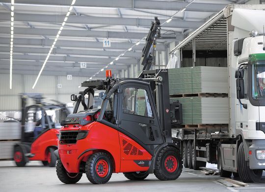 Die neuen Stapler-Modelle von Linde verfügen über eine serienmässige Anpassung der Kurvengeschwindigkeit. Abhängig vom Lenkeinschlag reduziert der «Curve Assist» automatisch die Geschwindigkeit in Kurven. Die neuen Stapler-Modelle von Linde verfügen über eine serienmässige Anpassung der Kurvengeschwindigkeit. Abhängig vom Lenkeinschlag reduziert der «Curve Assist» automatisch die Geschwindigkeit in Kurven.