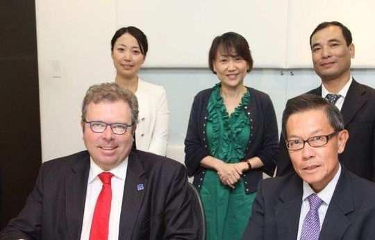 Von links: Filip Geerts (Cecimo-Generaldirektor), James Chia (Präsident von MP International) und Eric Zhong (ECD-Geschäftsführer) unterzeichnen die Kooperationsvereinbarung. Von links: Filip Geerts (Cecimo-Generaldirektor), James Chia (Präsident von MP International) und Eric Zhong (ECD-Geschäftsführer) unterzeichnen die Kooperationsvereinbarung.
