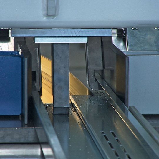 Anhand des ERP-Auftrages werden aus den geometrischen Abmessungen alle Schnittparameter und Spannereinstellungen für die Zarge im Sägeeinlauf berechnet, sodass immer die optimale Vorschubsteuerung der Säge erfolgt. Anhand des ERP-Auftrages werden aus den geometrischen Abmessungen alle Schnittparameter und Spannereinstellungen für die Zarge im Sägeeinlauf berechnet, sodass immer die optimale Vorschubsteuerung der Säge erfolgt.