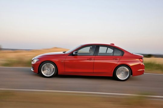 Der BMW 3er fährt im Punkto Technik ganz vorne und versprüht zudem sportliches „Club-Feeling“.