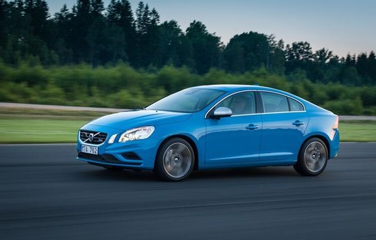 Der Volvo S60 überzeugt durch ausgereifte und fortschrittliche Technik – tritt aber eher im „Office-Look“ auf.