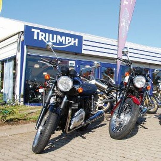 Triumph Erfurt residiert in der ehemaligen Gebrauchtwagenhalle des Opel-Autohauses. Triumph Erfurt residiert in der ehemaligen Gebrauchtwagenhalle des Opel-Autohauses.