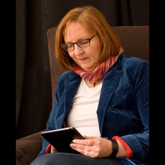 Gewinnerin Dr. Birgit Kuhlmann bei der Lektüre mit Ihrem neuen iPad mini. Gewinnerin Dr. Birgit Kuhlmann bei der Lektüre mit Ihrem neuen iPad mini.