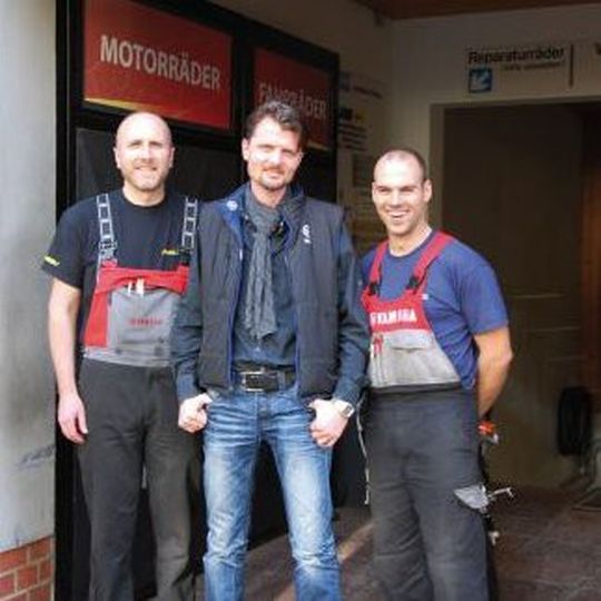 Das dreiköpfige Schenk-Team hält mit guter Werkstattarbeit und bester Laune die Marke Yamaha hoch. Das dreiköpfige Schenk-Team hält mit guter Werkstattarbeit und bester Laune die Marke Yamaha hoch.