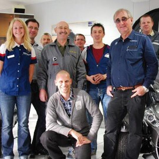Das Team um Inhaber Gerhard Wilhemlsen (3. v. re.) und Verkaufsleiter Fritz Doser (Mitte): gut gelaunt und hochprofessionell. Das Team um Inhaber Gerhard Wilhemlsen (3. v. re.) und Verkaufsleiter Fritz Doser (Mitte): gut gelaunt und hochprofessionell.