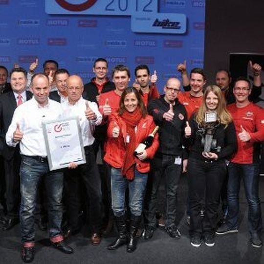 Daumen hoch: Achim Trinkner und sein Team sind „Motorradhändler der Jahres 2012“. Daumen hoch: Achim Trinkner und sein Team sind „Motorradhändler der Jahres 2012“.