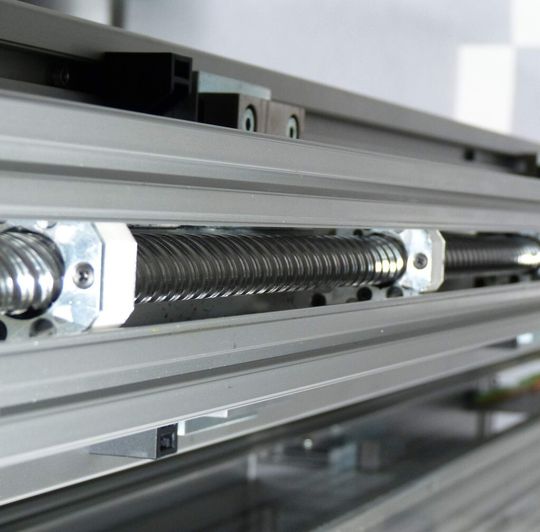 Mitlaufende Spindelunterstützung. Mitlaufende Spindelunterstützung.