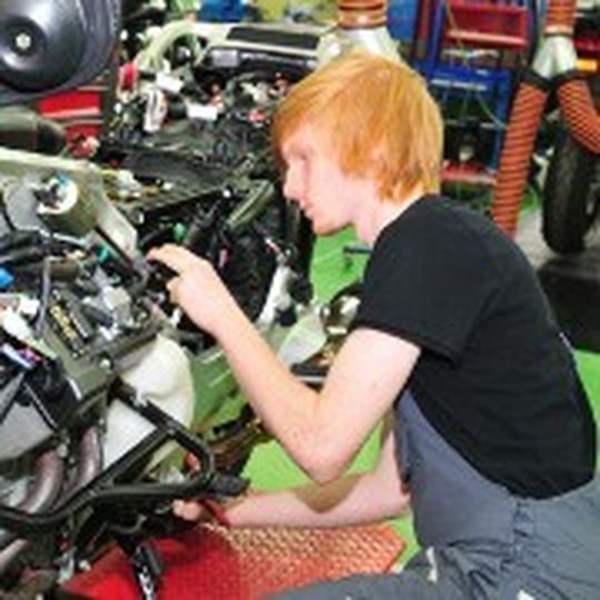 Die Zahl der neu abgeschlossenen Ausbildungsverträge für Zweiradmechaniker ist 2012 leicht gesunken. Die Zahl der neu abgeschlossenen Ausbildungsverträge für Zweiradmechaniker ist 2012 leicht gesunken.