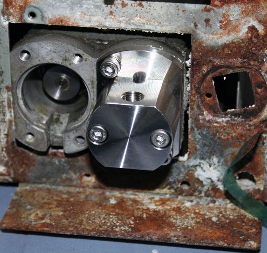 Abb.1: Korrodiertes Stahlblechgehäuse einer HPLC-Pumpe, aber die Pumpenköpfe sind völlig blank. Abb.1: Korrodiertes Stahlblechgehäuse einer HPLC-Pumpe, aber die Pumpenköpfe sind völlig blank.