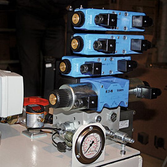Bild 1: Einschraub-Proportionalventile in Steuerblöcken übernehmen die funktionelle Anpassung universeller Hydraulikaggregate. Mit wenig Aufwand werden unterschiedliche Schaltungen installiert. Bild 1: Einschraub-Proportionalventile in Steuerblöcken übernehmen die funktionelle Anpassung universeller Hydraulikaggregate. Mit wenig Aufwand werden unterschiedliche Schaltungen installiert.