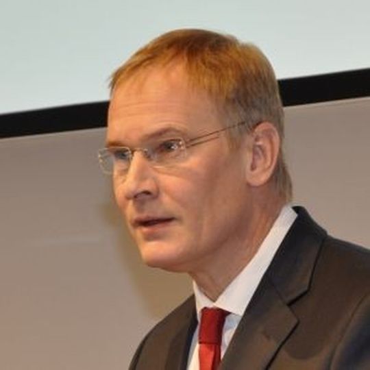 Markenvorstand Dr. Eckhard Scholz: „Die Angebote des Wettbewerbs erschrecken uns nicht.“ Markenvorstand Dr. Eckhard Scholz: „Die Angebote des Wettbewerbs erschrecken uns nicht.“
