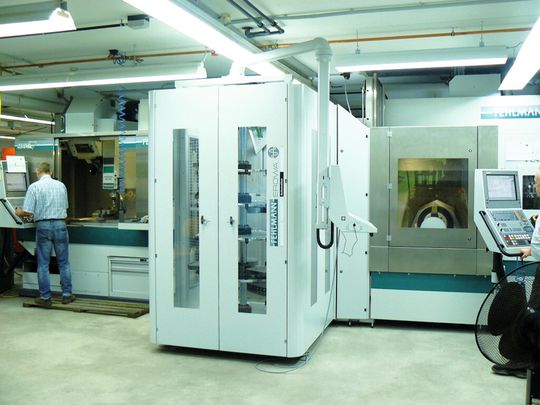 Die Picomax 90 (l.) und die neue Versa (r.) werden von der Erowa-Automatisierung mit Werkstücken bestückt. Für die Picomax 90 waren hierzu nur geringfügige Modifikationen notwendig. Die Picomax 90 (l.) und die neue Versa (r.) werden von der Erowa-Automatisierung mit Werkstücken bestückt. Für die Picomax 90 waren hierzu nur geringfügige Modifikationen notwendig.