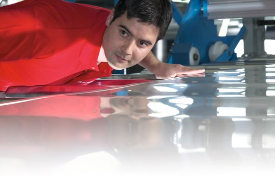 Die Platten- und Profilextruder bringen das erhitzte Kunststoffgranulat in die gewünschte Produktform. Die Platten- und Profilextruder bringen das erhitzte Kunststoffgranulat in die gewünschte Produktform.