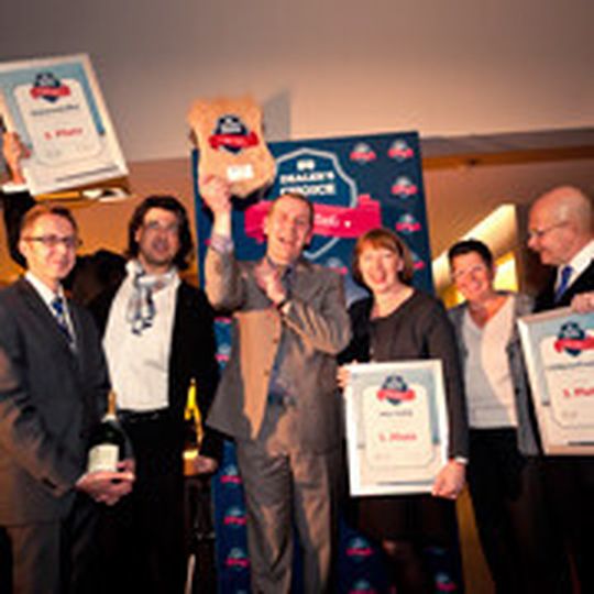 Die Gewinner des Dealer's Choice: (von li.) Joachim Elsässer-Grimm und Roy Winkler von Eurotax Schwacke (Platz 2), Rainer Linke von two S (Platz 1), Silvia Lulei (»Gebrauchtwagen Praxis«), Lydia und Klaus Stratmann von Stratmann GmbH (Platz 3).