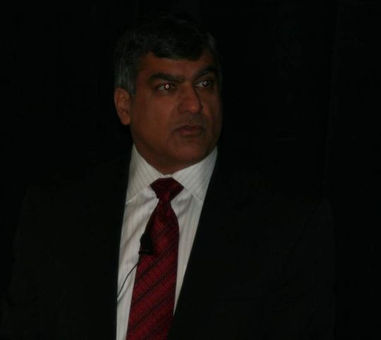 Dr. Rohit Khanna, VP weltweites Marketing bei Waters,: „Mit dem Acqutiy APC wollen wir die Polymeranalyse vereinfachen und beschleunigen. Es bietet gegenüber herkömmlichen GPC-Systemen deutliche Vorteile.“ Dr. Rohit Khanna, VP weltweites Marketing bei Waters,: „Mit dem Acqutiy APC wollen wir die Polymeranalyse vereinfachen und beschleunigen. Es bietet gegenüber herkömmlichen GPC-Systemen deutliche Vorteile.“
