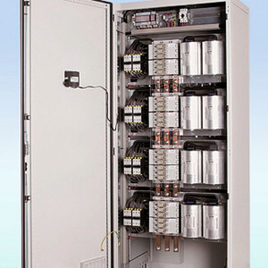 Bild 1: Blindleistungs-Kompensationsanlage Multicab-R: Um die Verfügbarkeit solcher Anlagen mit zahlreichen Komponenten zu gewährleisten, ist eine effiziente Klimatisierung unumgänglich.