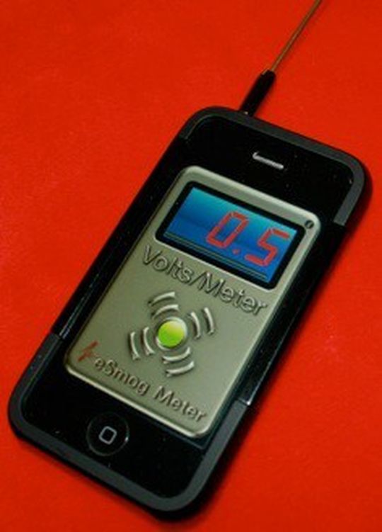 App misst den Elektrosmog mit Hilfe einer Antenne