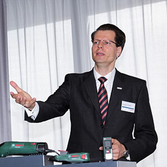„Mit einem Umsatzwachstum von 6 % haben wir uns 2012 besser als der Markt entwickelt”, erklärte Henning von Boxberg, Vorsitzender des Bereichsvorstands von Bosch Power Tools. „Mit einem Umsatzwachstum von 6 % haben wir uns 2012 besser als der Markt entwickelt”, erklärte Henning von Boxberg, Vorsitzender des Bereichsvorstands von Bosch Power Tools.
