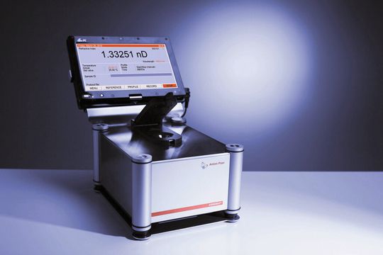 Abb.1: Das Mehrwellenlängen-Refraktometer Abbemat MW kann mit bis zu acht verschiedenen Wellenlängen einen Messbereich des Brechungsindex von 1,3 bis 1,72 bei einer Auflösung von 1*10 -6 abdecken. Abb.1: Das Mehrwellenlängen-Refraktometer Abbemat MW kann mit bis zu acht verschiedenen Wellenlängen einen Messbereich des Brechungsindex von 1,3 bis 1,72 bei einer Auflösung von 1*10 -6 abdecken.