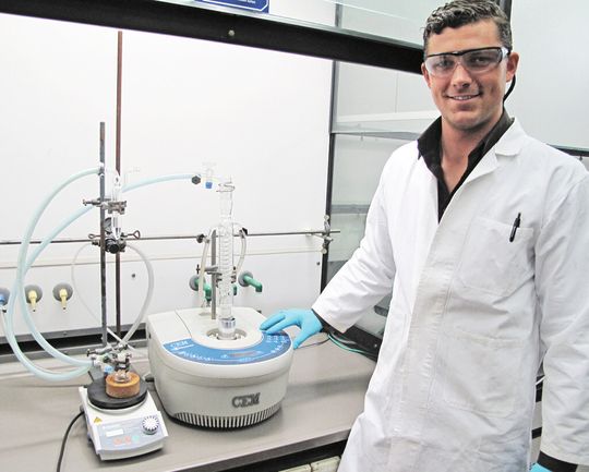 Abb. 1: Laborapparatur zur Synthese von Cyclocarbonaten im offenen Mikrowellensystem: Reaktionsgefäß mit 1,4-Butandioldiglycidylether (links), offenes Mikrowellensystem bestückt mit Rückflusskühler und Schlauchsystem (rechts). Abb. 1: Laborapparatur zur Synthese von Cyclocarbonaten im offenen Mikrowellensystem: Reaktionsgefäß mit 1,4-Butandioldiglycidylether (links), offenes Mikrowellensystem bestückt mit Rückflusskühler und Schlauchsystem (rechts).